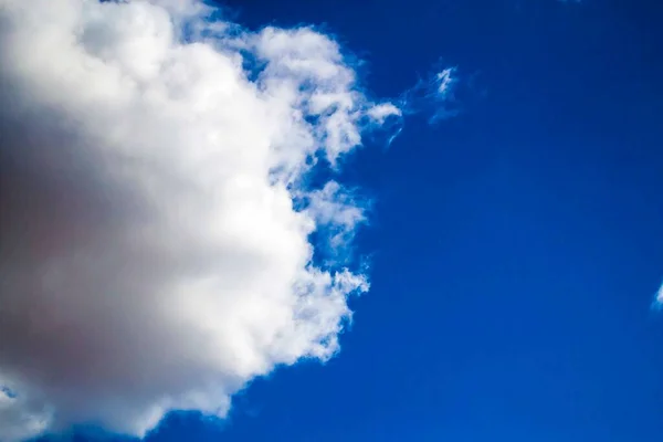 Blauer Himmel Bild mit klaren weißen Wolkenhintergrund für Banner-Design. Abstrakte schöne weiße Wolkenlandschaft mit blauer Himmelsfarbe wie ein Himmels- oder Freiheitslandschaftstag. Offene Skyline sonniger Tag, helle Wolken — Stockfoto