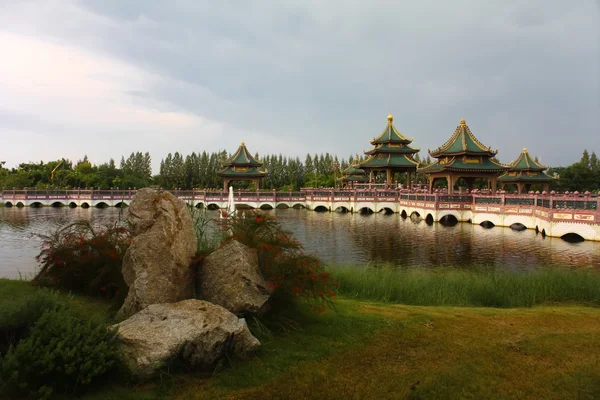 Pavilhão na ponte — Fotografia de Stock