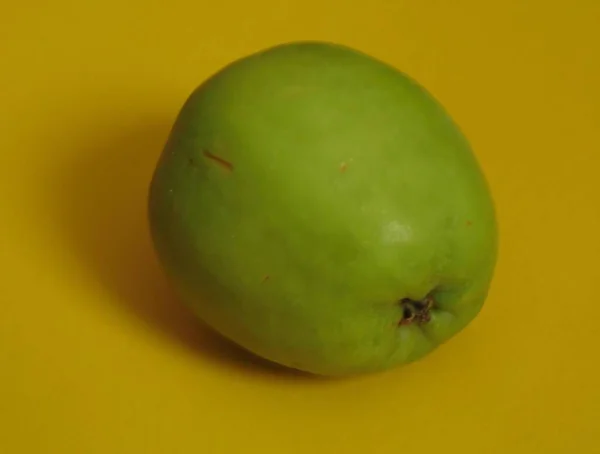 Ett Grönt Äpple Gul Bakgrund — Stockfoto