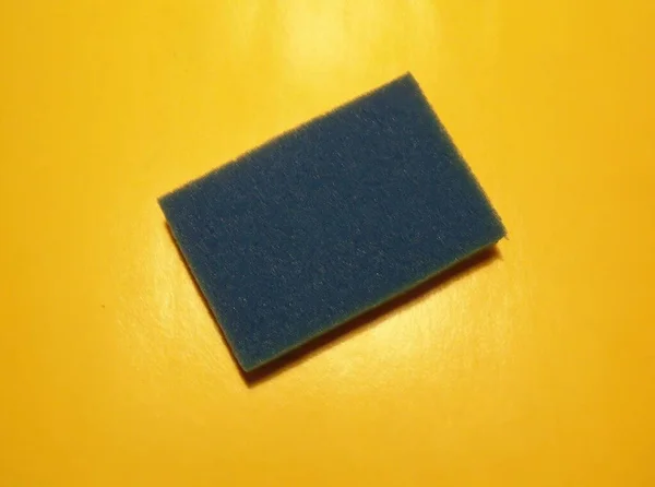 Ein Blauer Schwamm Auf Gelbem Hintergrund — Stockfoto