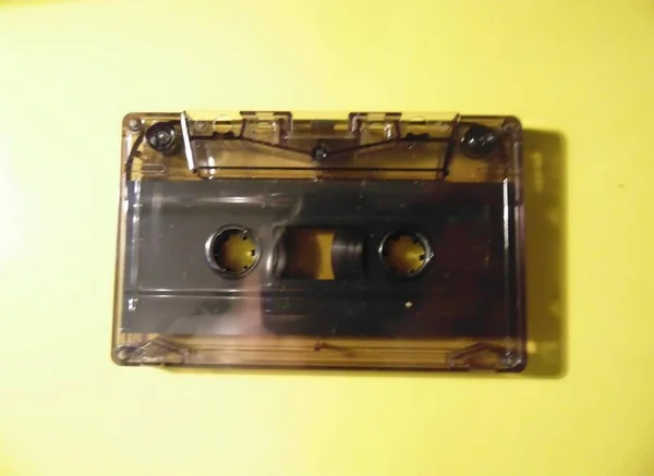 Een Cassette Met Een Bandrecorder Een Gele Achtergrond — Stockfoto