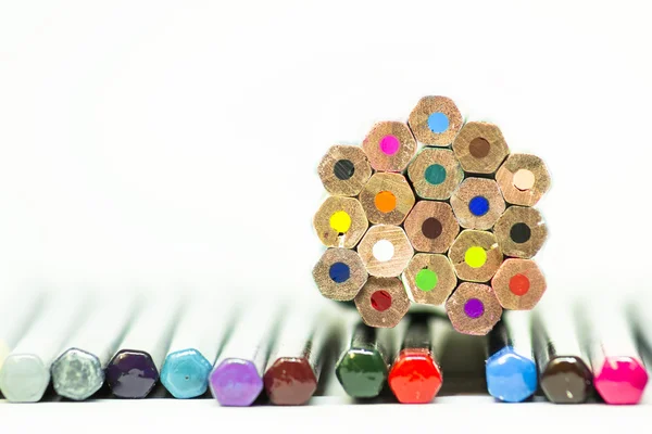 Crayons de couleur isolés sur le fond blanc — Photo