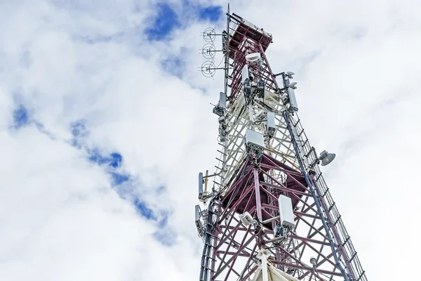 Telekomunikační stožár Tv antény s modrou oblohou v noci — Stock fotografie