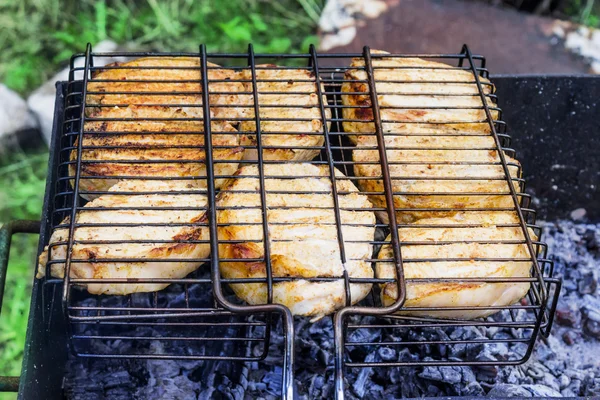 Shish kebab em espetos e carvões quentes — Fotografia de Stock