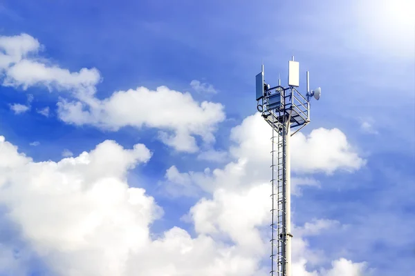 Cellular antenna against blue sky — Stock Photo, Image