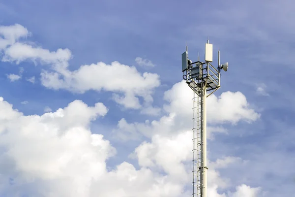 Antena celular contra el cielo azul — Foto de Stock