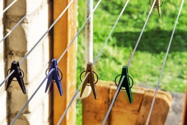 Eski renkli keten plastik clothespins bir ip üzerinde.