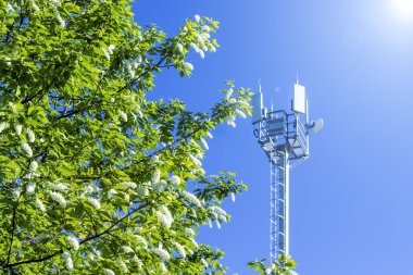 Baz istasyonu üzerinde mavi gökyüzü