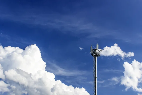 Torre del teléfono celular en el cielo azul — Foto de Stock