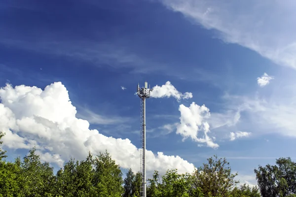 Mobilní telefon věž na modré obloze — Stock fotografie