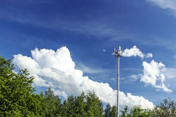 Torre del teléfono celular en el cielo azul — Foto de Stock