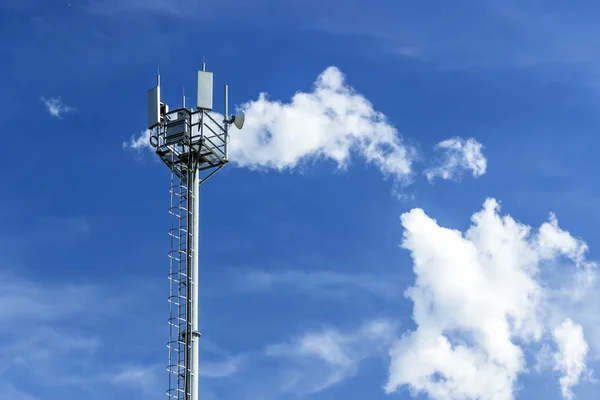 Πύργο κινητό τηλέφωνο στο blue sky — Φωτογραφία Αρχείου