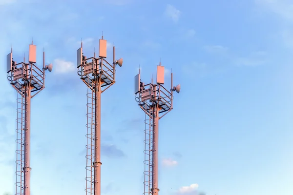 Torre del teléfono celular en el cielo azul —  Fotos de Stock