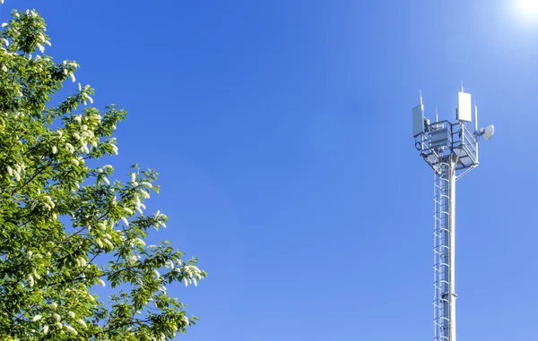 手机塔在蔚蓝的天空 — 图库照片