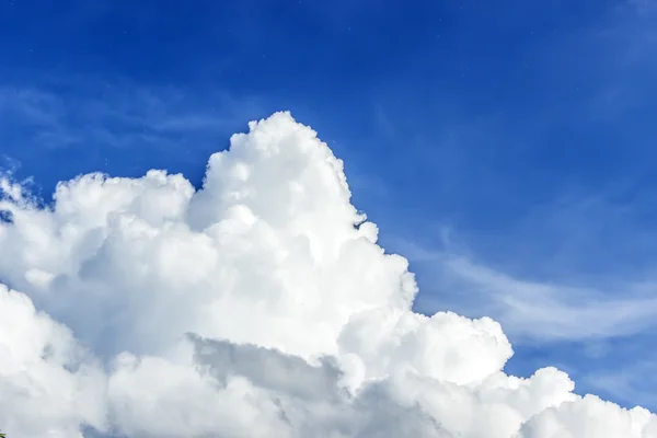 Langit biru dengan awan closeup — Stok Foto