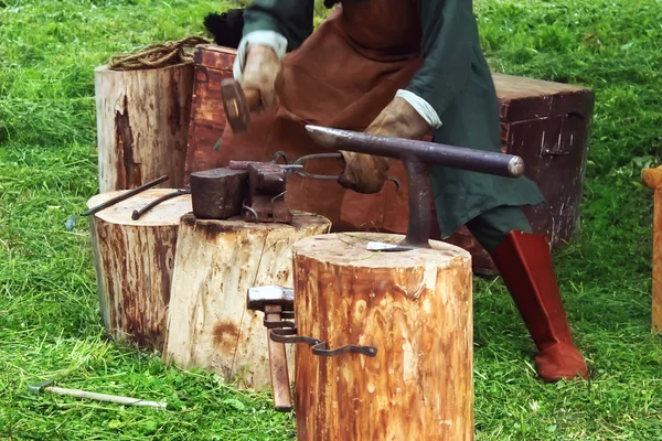 Tangan seorang pandai besi di tempat kerja di smithy — Stok Foto