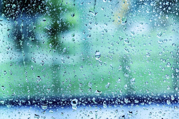 Regen fällt auf Autoscheibe — Stockfoto