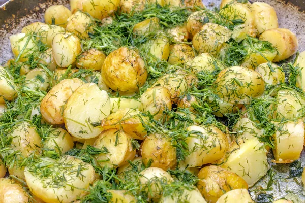 Taze dereotu ile kavrulmuş bebek patates