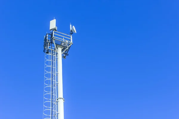 Antena celular contra o céu azul — Fotografia de Stock