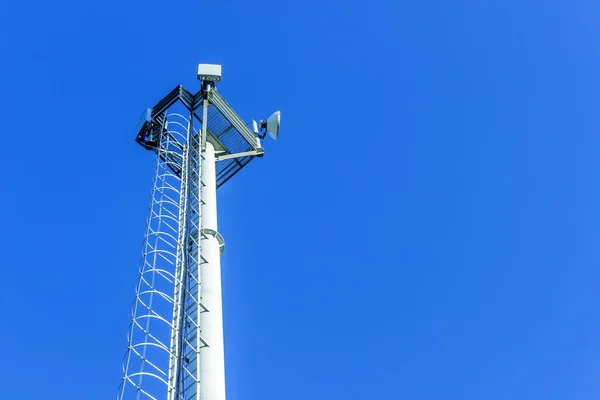 青い空を背景に携帯電話のアンテナ — ストック写真
