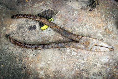 Paslı demir arka plan üzerinde el araçlar kümesi. Vintage Fotoğraf