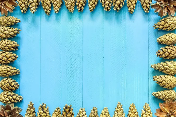 Κουκουνάρια σε μπλε φόντο ξύλινη — Φωτογραφία Αρχείου