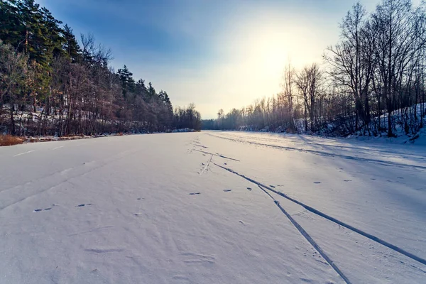 Sun Snow Ski Track Crossing Frozen Lake Winter Sport — Stock Photo, Image