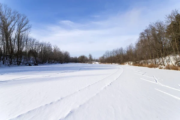 Sonne Schnee Und Loipen Überqueren Einen Zugefrorenen See Wintersport — Stockfoto