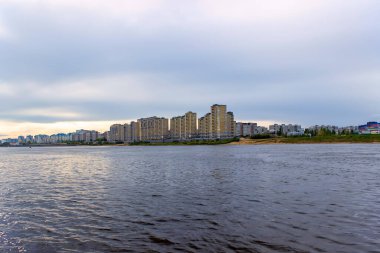 Nizhniy Novgorod, Rusya 22 Eylül 2019. Volga Nehri 'nden kıyı şeridindeki yeni evlere