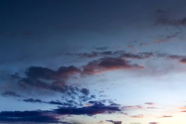 Gün batımında bulutlu dramatik bir gökyüzü. Doğa bileşimi