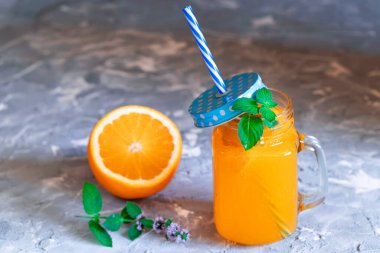 Nane yaprağıyla meyve suyu serinletici.