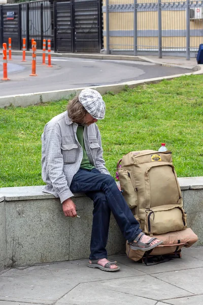 Moscow Juli 2019 Trött Resenär Sitter Och Röker Stationen — Stockfoto