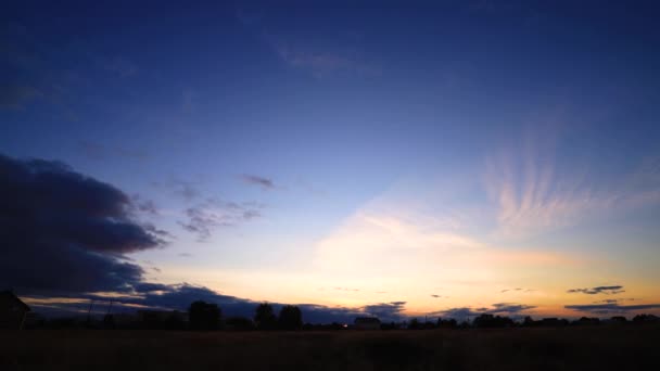 Рух хмар на заході сонця. Тімелапсе. Високоякісні кадри — стокове відео