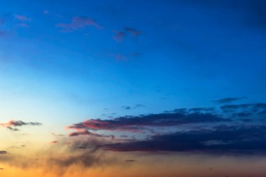 Günbatımında gökyüzü. Doğa bileşimi. Yaz arkaplanı