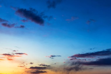 Günbatımında gökyüzü. Doğa bileşimi. Yaz arkaplanı.