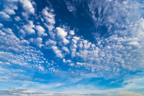 Langit biru dengan awan putih di hari musim panas cerah. — Stok Foto