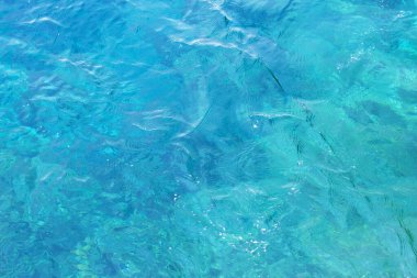 Dalgalı ve köpüklü mavi turkuaz deniz