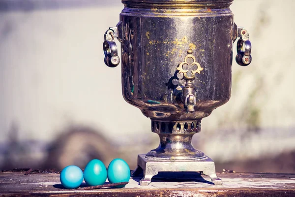 Antiguo Samovar Con Huevos Pascua Está Sobre Una Mesa Madera —  Fotos de Stock