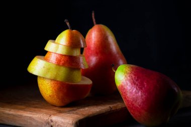 Armut, karanlık bir arka planda parçalara ayrılmış. Sabah kahvaltısı kavramı. Kopyalama alanı ile yakın plan.