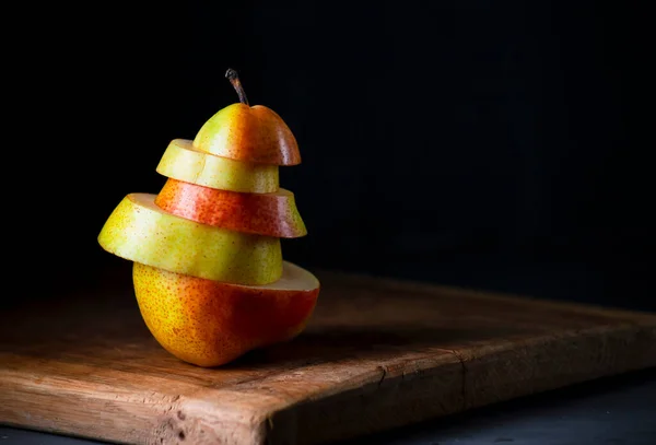 Peras Cortadas Trozos Sobre Fondo Oscuro Concepto Del Desayuno Mañana — Foto de Stock