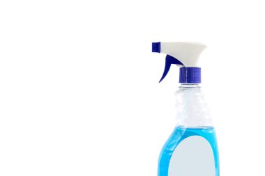 Bir cam temizleyici sprey şişesinin kapağını kapatın ve izole edilmiş beyaz arkaplanda mesaj için boşluk bırakın.