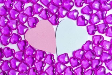 Beyaz arka planı olan pembe kalpler. Sevgililer Günü