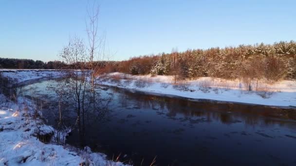 Ποτάμι Κατά Διάρκεια Του Πάγου Άνοιξη Στη Ρωσία — Αρχείο Βίντεο