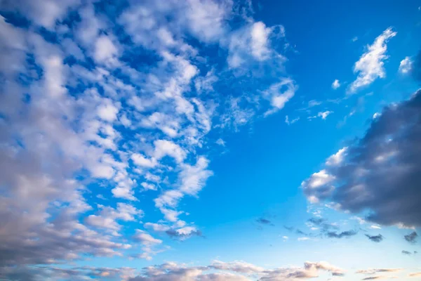 Langit biru dengan awan putih di hari musim panas cerah. — Stok Foto