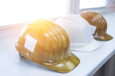 İnşaat miğferleri pencere eşiğinde. Güvenlik kavramı.