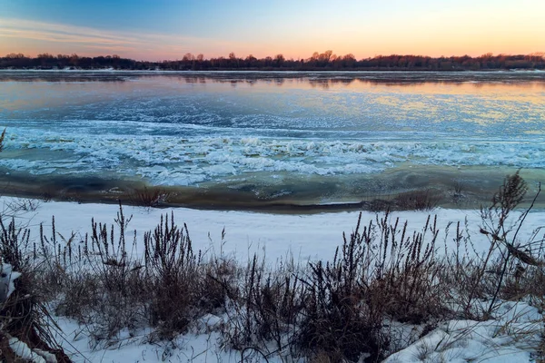 Erstaunliche Winterlandschaft. Winterzugefrorener Fluss. Wintersonnenaufgang. — Stockfoto