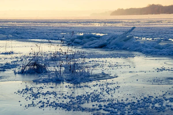 Paisagem de inverno incrível. Rio congelado de inverno. Nascer do sol de inverno. — Fotografia de Stock