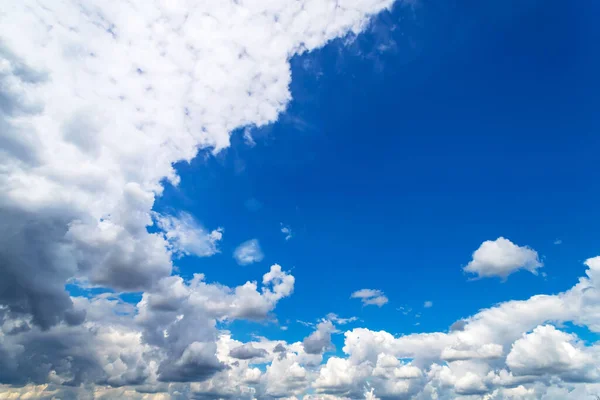 Biru langit latar belakang dengan awan putih. Salin ruang. — Stok Foto