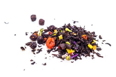 Beyaz arka planda meyveli kuru bitki çayı yığını.