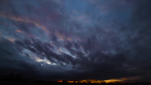 У похмурий день вітер темних хмар розвіяв час. Захід сонця ввечері.. — стокове відео